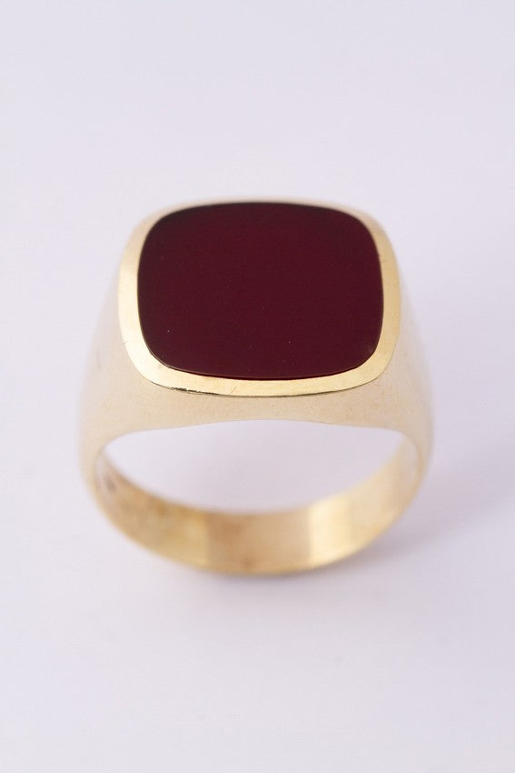 Gold men's ring with carnelian