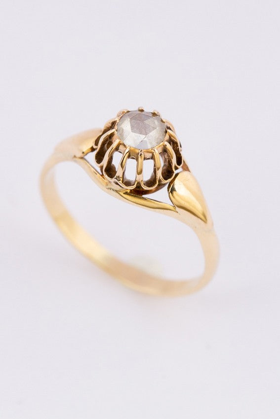 Antieke gouden ring met een roos geslepen diamant