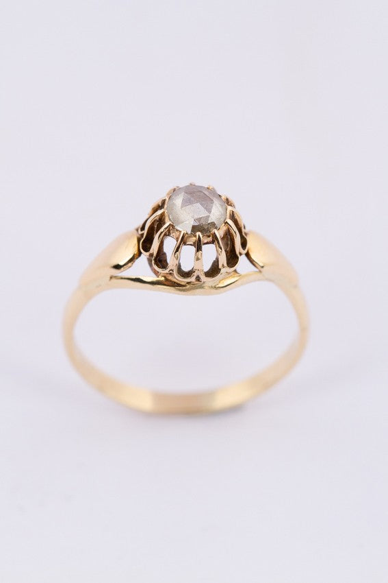 Antieke gouden ring met een roos geslepen diamant