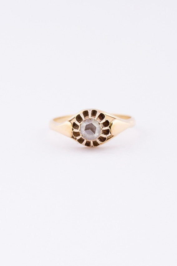 Antieke gouden ring met een roos geslepen diamant