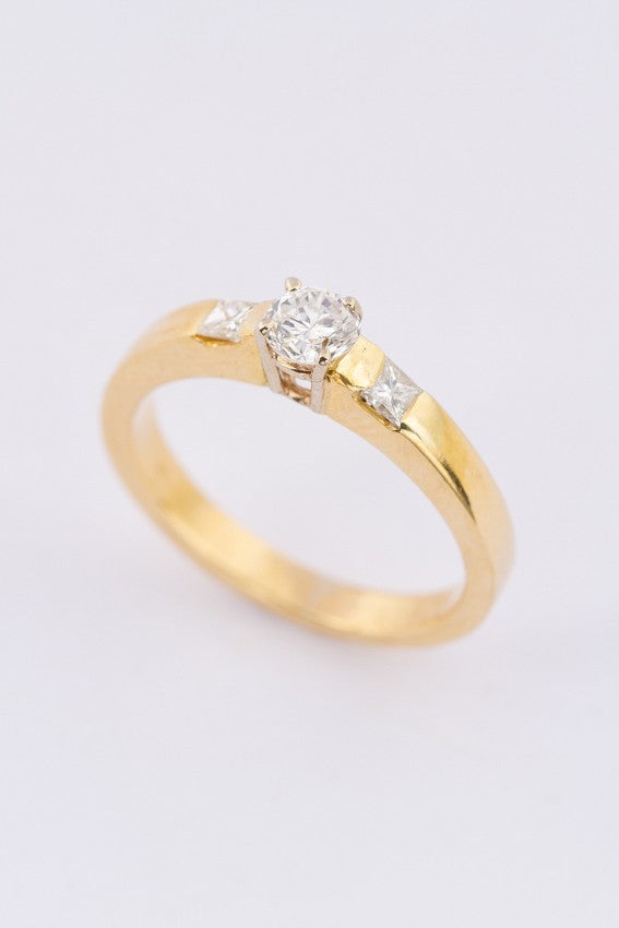 Gold ring with brilliant, round and princess cut diamonds