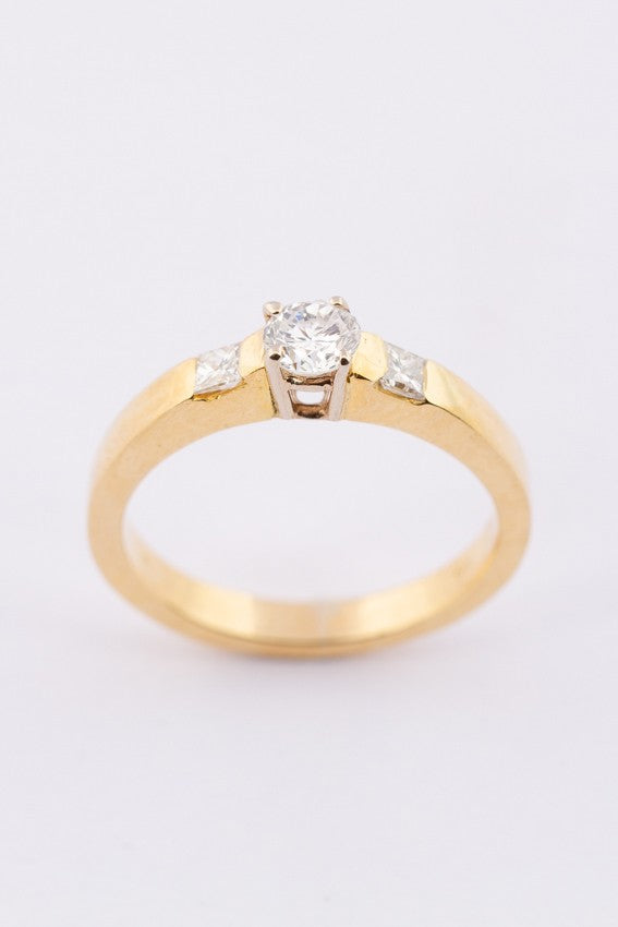 Gold ring with brilliant, round and princess cut diamonds