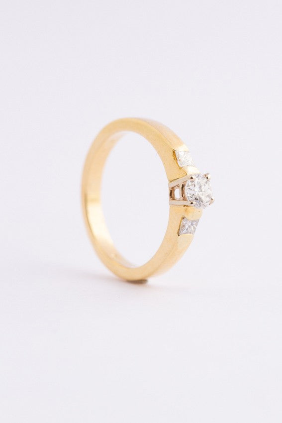 Gold ring with brilliant, round and princess cut diamonds