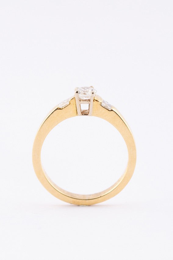 Gold ring with brilliant, round and princess cut diamonds