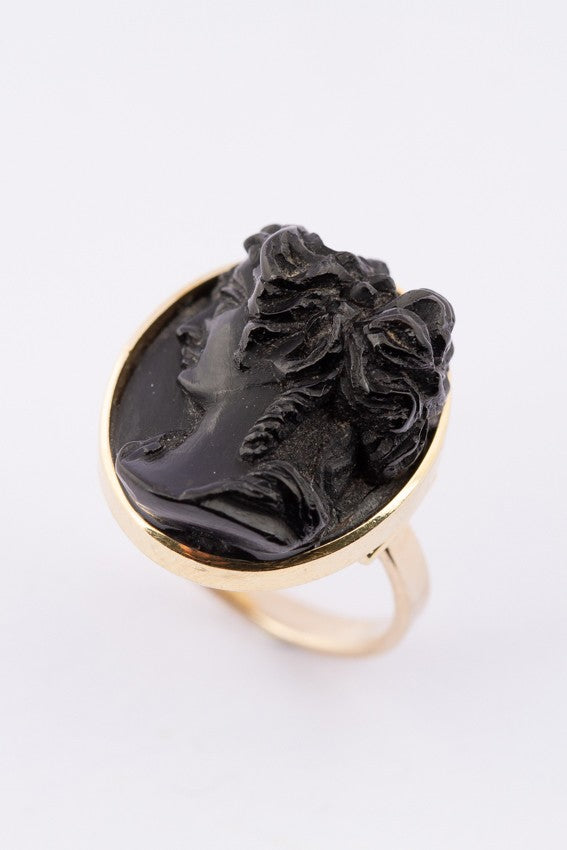 Gouden ring met lava camée