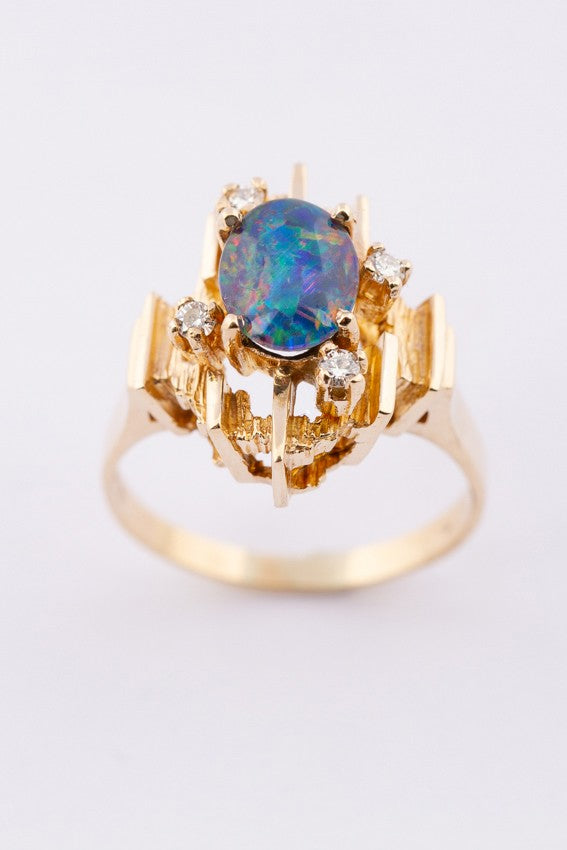 9 krt. ring met opaal en briljanten