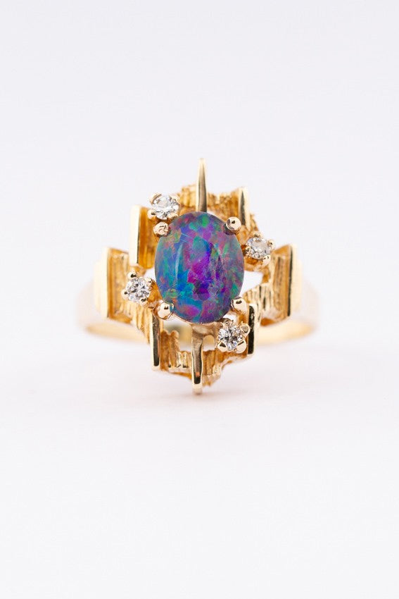 9 krt. ring met opaal en briljanten