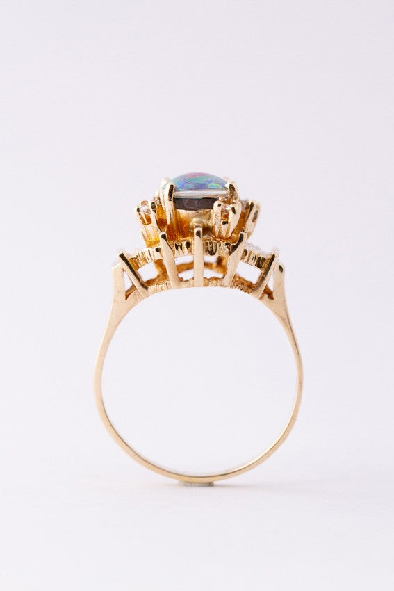 9 krt. ring met opaal en briljanten