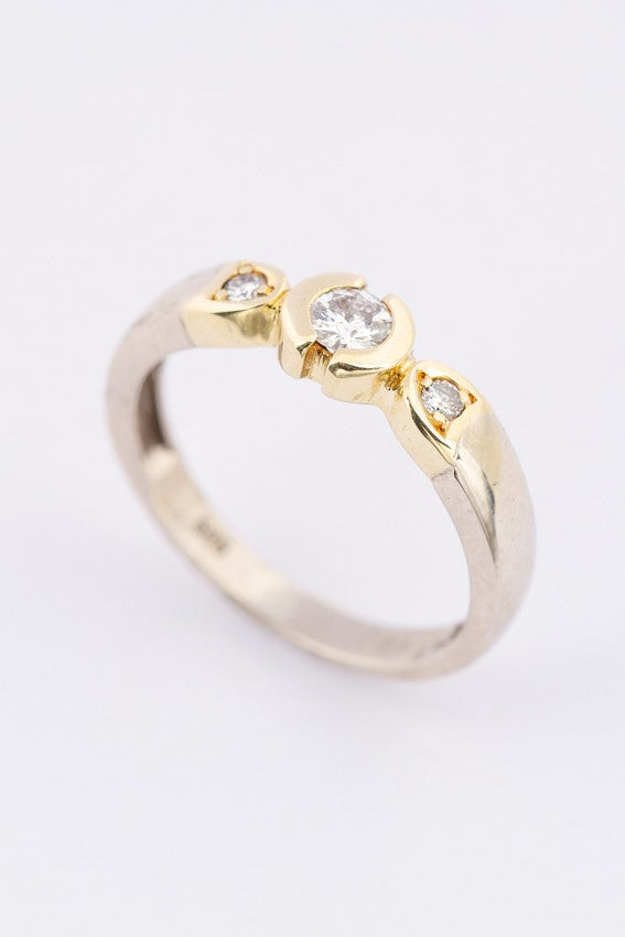 White/yellow gold row ring with 3 brilliant-cut diamonds