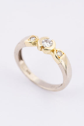 White/yellow gold row ring with 3 brilliant-cut diamonds