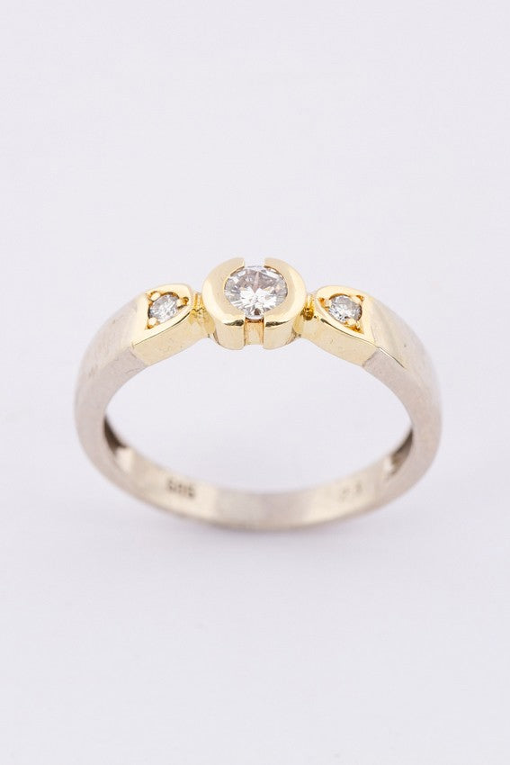 White/yellow gold row ring with 3 brilliant-cut diamonds