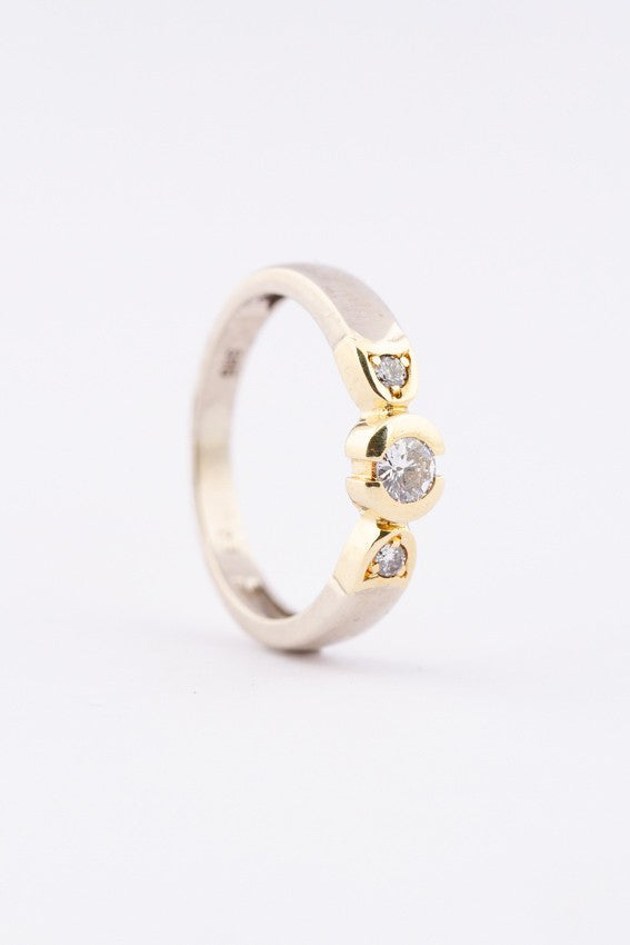 White/yellow gold row ring with 3 brilliant-cut diamonds