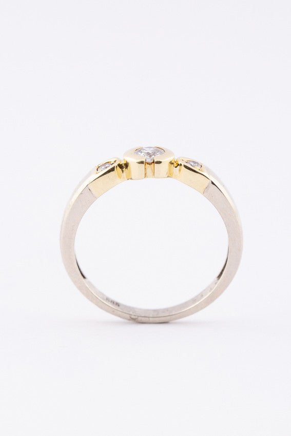White/yellow gold row ring with 3 brilliant-cut diamonds