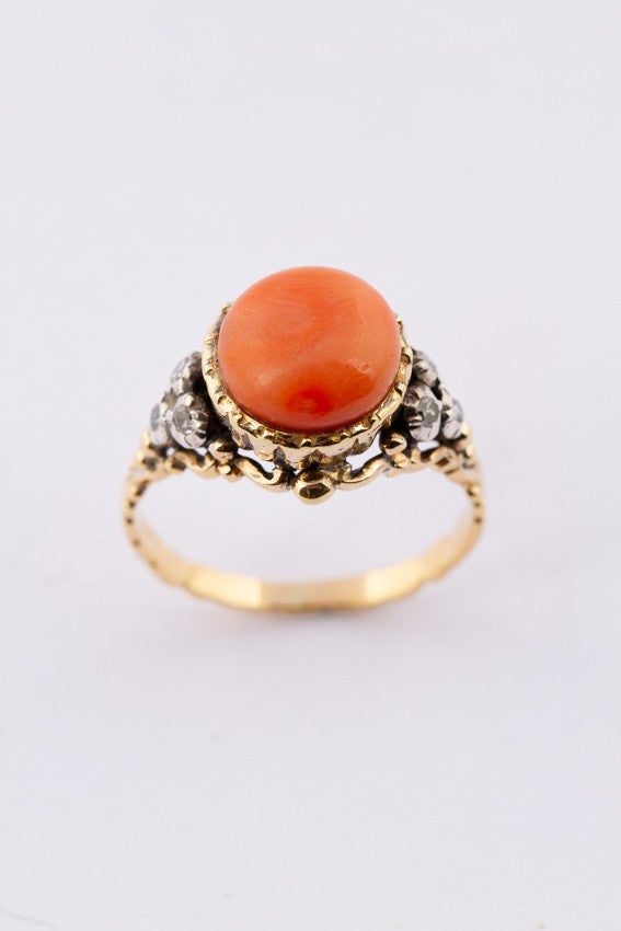 Gouden ring met bloedkoraal en diamanten