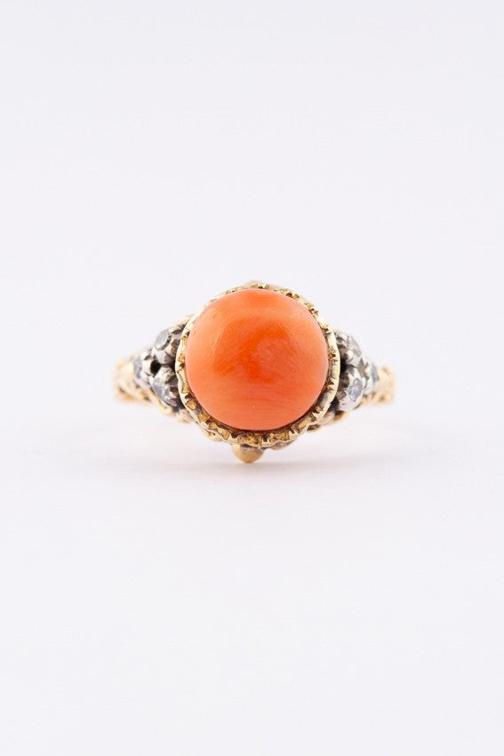 Gouden ring met bloedkoraal en diamanten