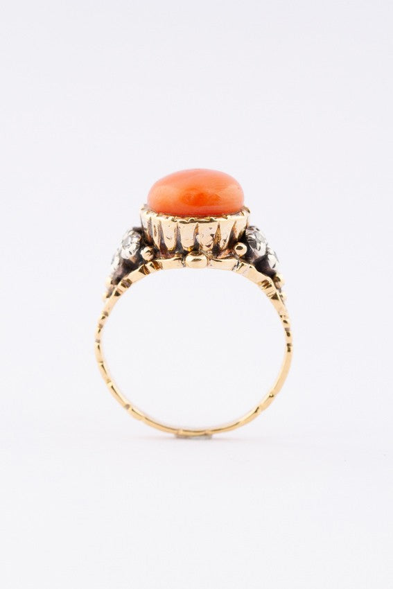 Gouden ring met bloedkoraal en diamanten