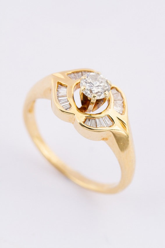 Gouden entourage ring met briljant en diamanten