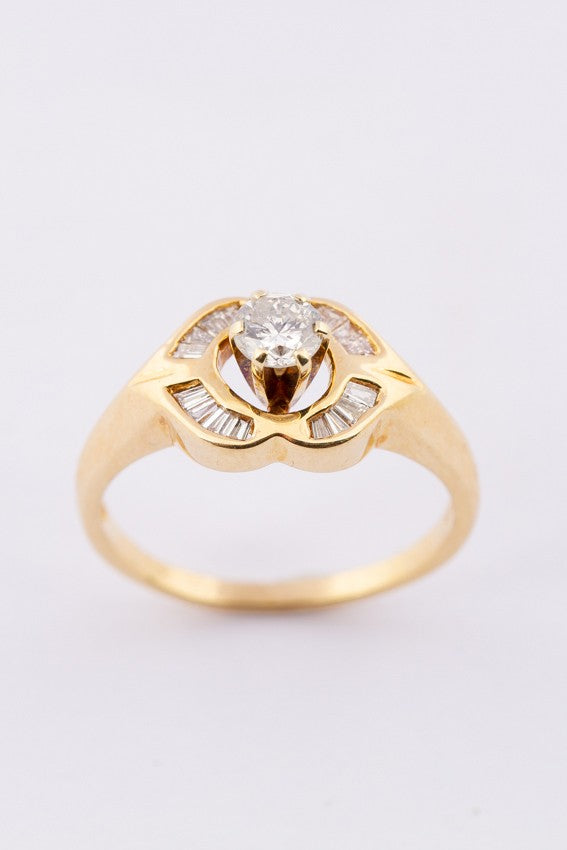 Gouden entourage ring met briljant en diamanten