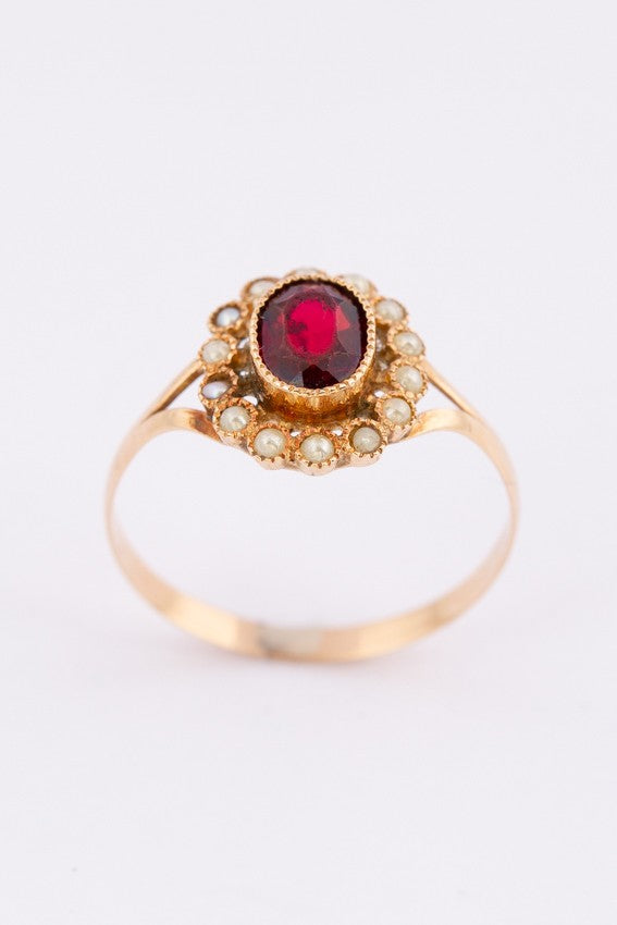 Antieke gouden entourage ring met parels en granaat
