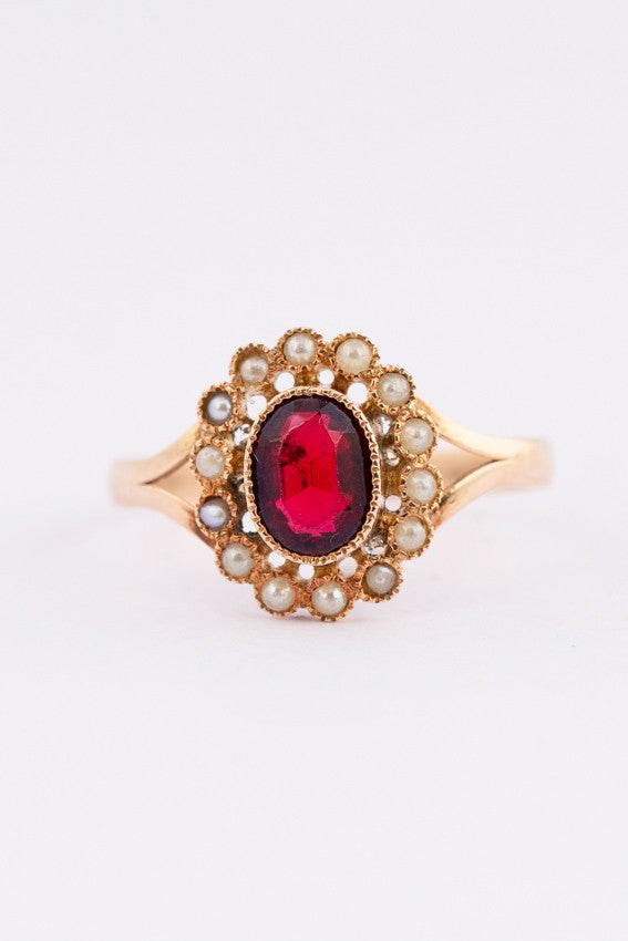Antieke gouden entourage ring met parels en granaat