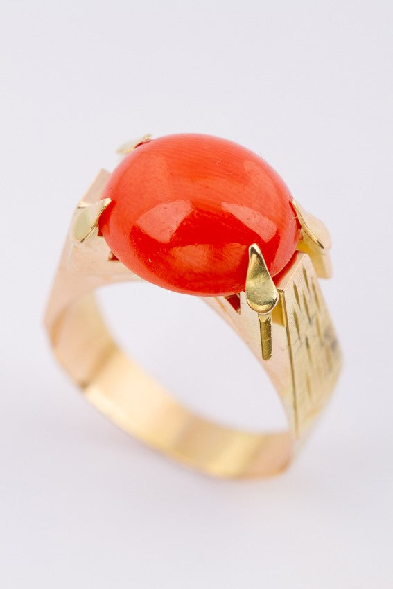 Gold ring with a cabochon-cut blood coral