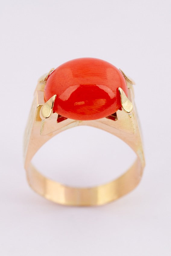 Gold ring with a cabochon-cut blood coral