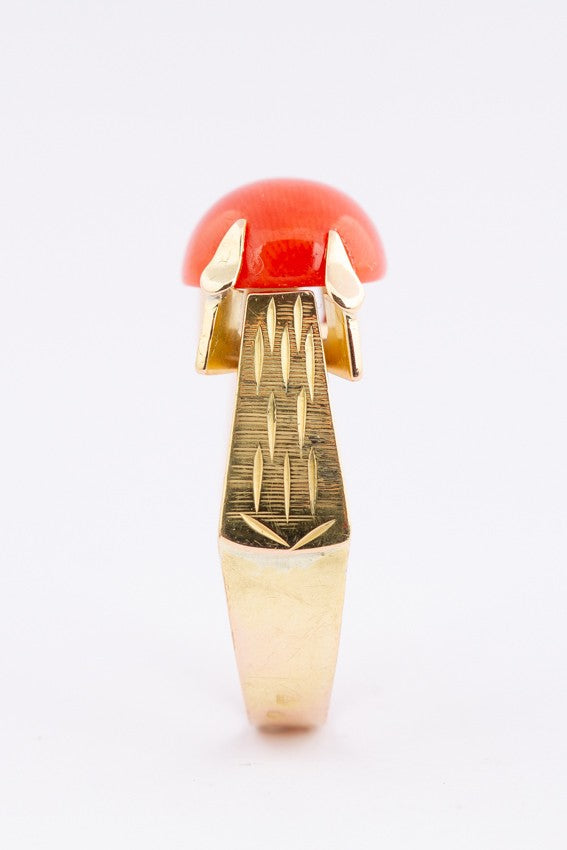 Gold ring with a cabochon-cut blood coral