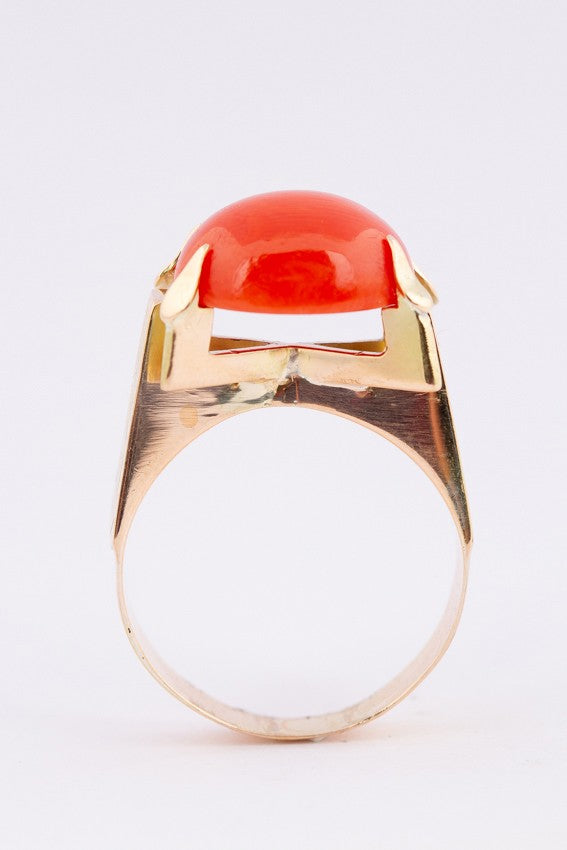 Gold ring with a cabochon-cut blood coral