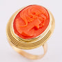 Gouden ring met camée voorstelling uitgesneden uit bloedkoraal