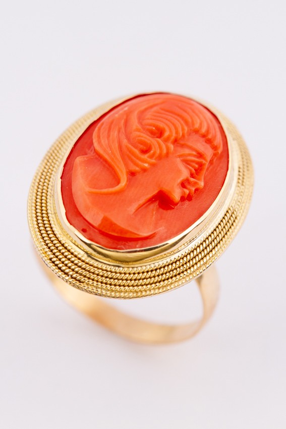 Gouden ring met camée voorstelling uitgesneden uit bloedkoraal