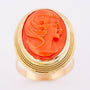 Gouden ring met camée voorstelling uitgesneden uit bloedkoraal