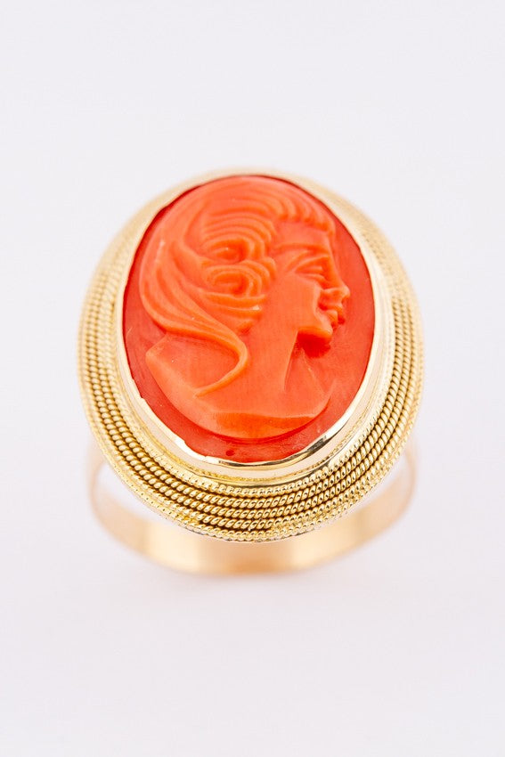 Gouden ring met camée voorstelling uitgesneden uit bloedkoraal