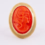 Gouden ring met camée voorstelling uitgesneden uit bloedkoraal