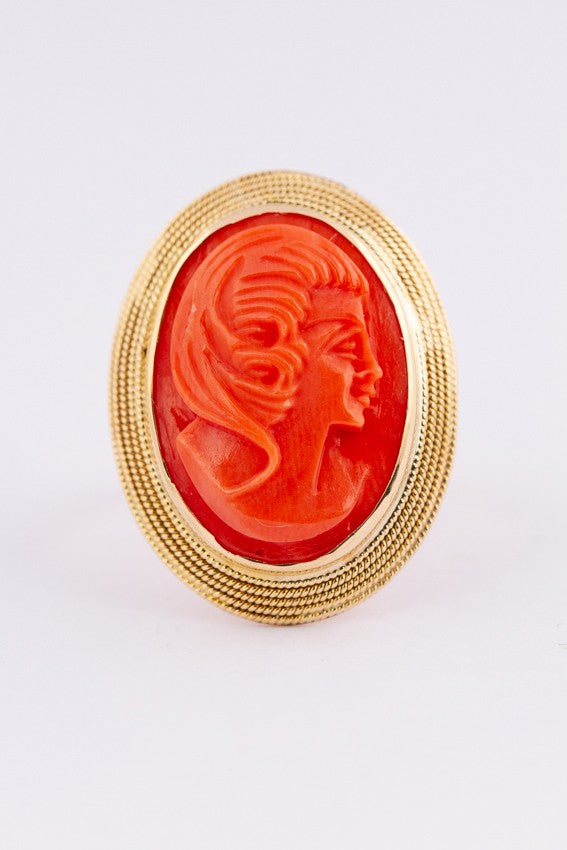 Gouden ring met camée voorstelling uitgesneden uit bloedkoraal