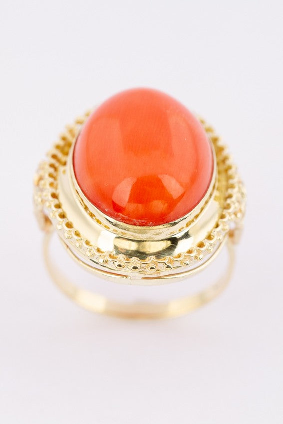 Gouden ring met grote cabochon geslepen bloedkoraal