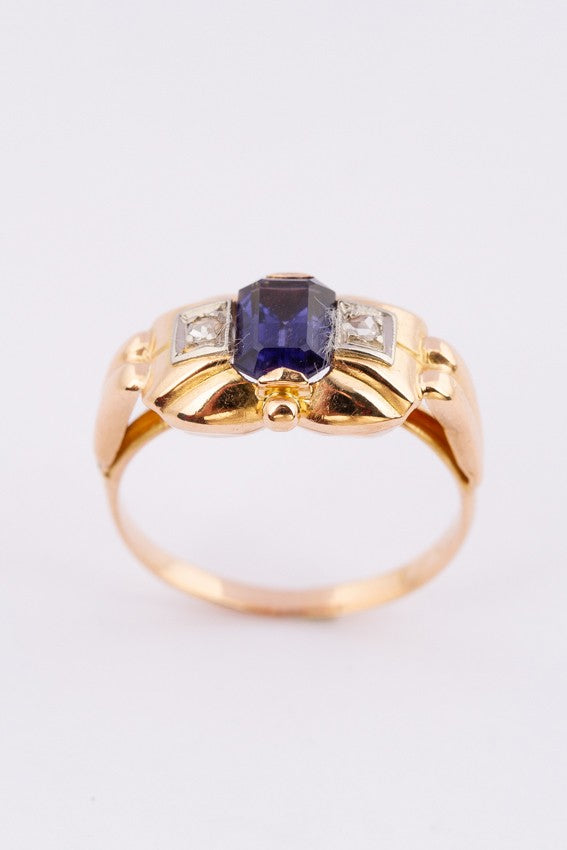 Gouden ring met ioliet en 2 diamanten. 50-er jaren.