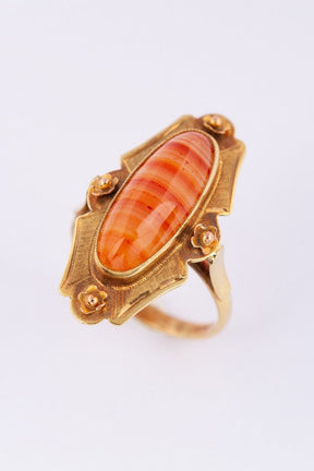 Gold ring with agate stripe