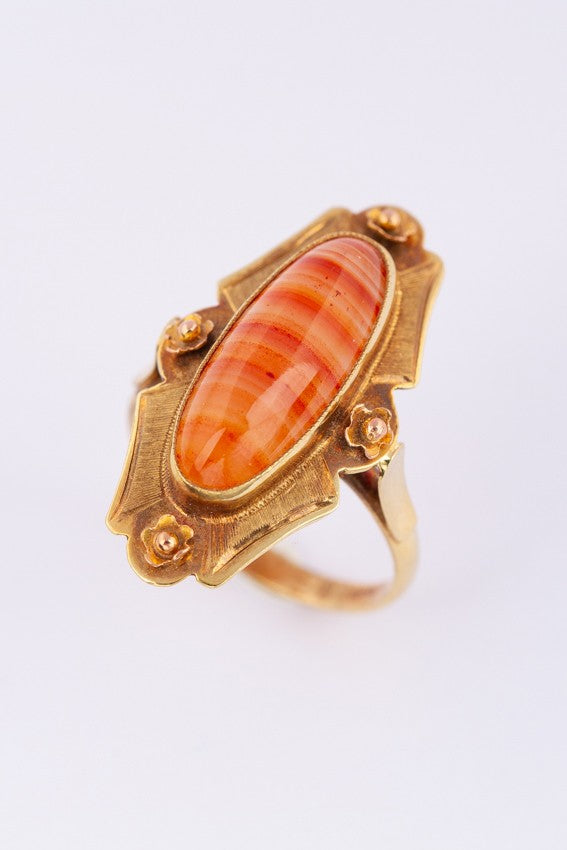 Gold ring with agate stripe
