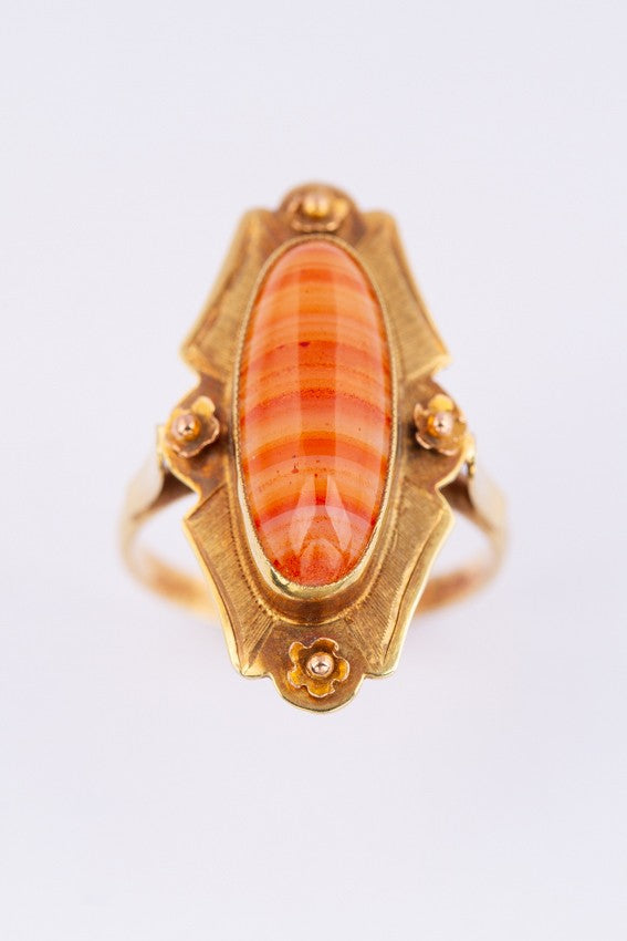 Gold ring with agate stripe