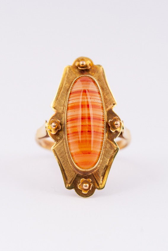 Gold ring with agate stripe