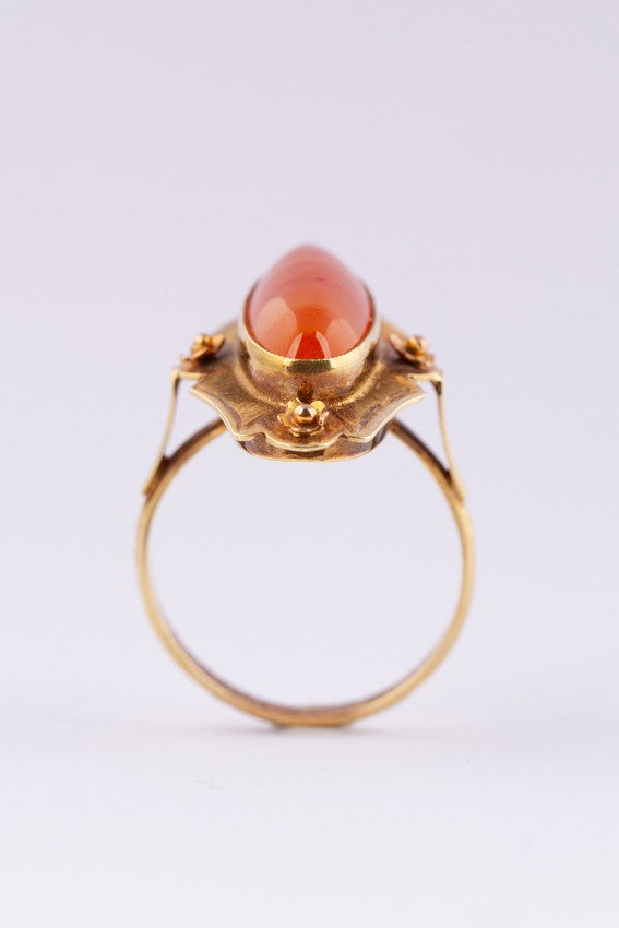 Gold ring with agate stripe