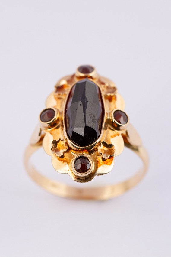 Gouden ring met gefacetteerde granaat