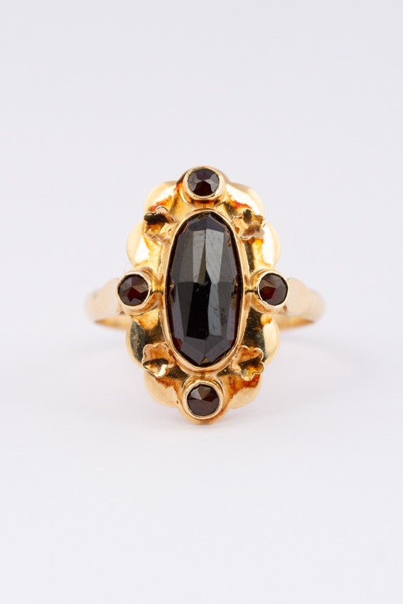 Gouden ring met gefacetteerde granaat