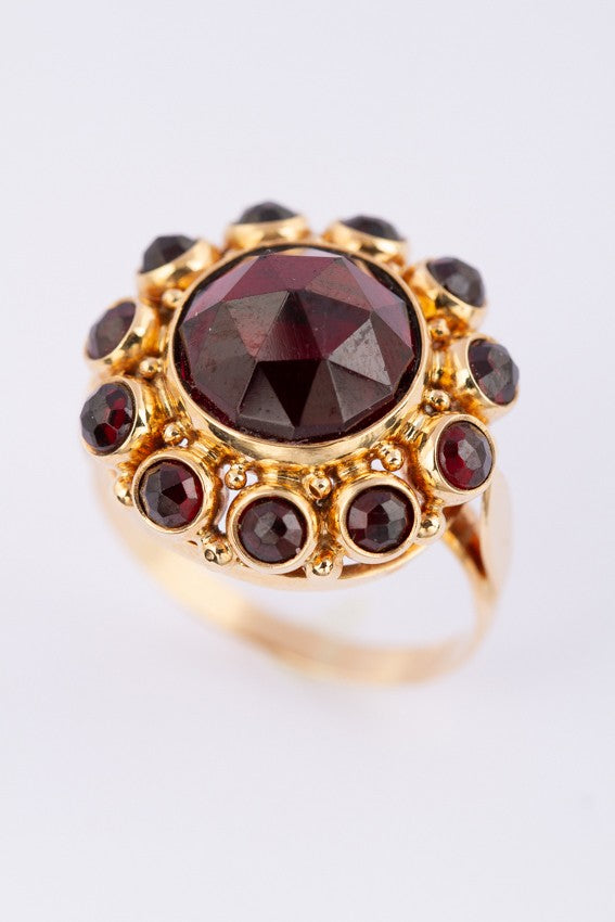 Gouden entourage ring met granaat