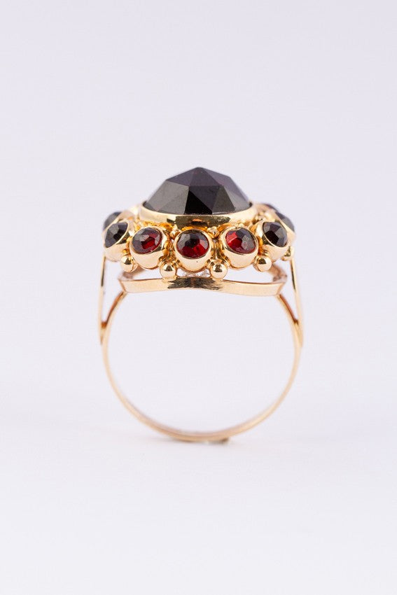 Gouden entourage ring met granaat