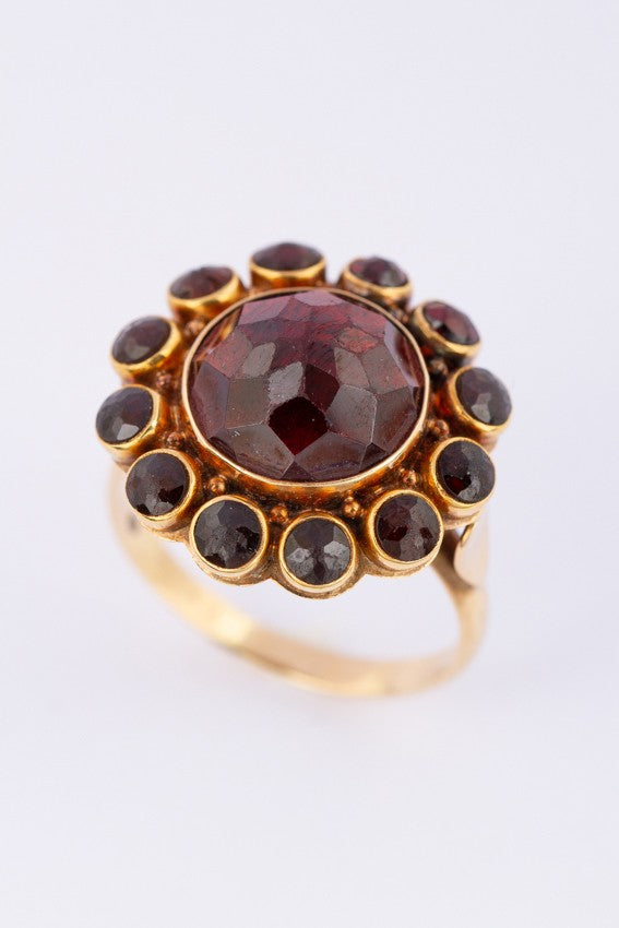 Gouden entourage ring met granaten