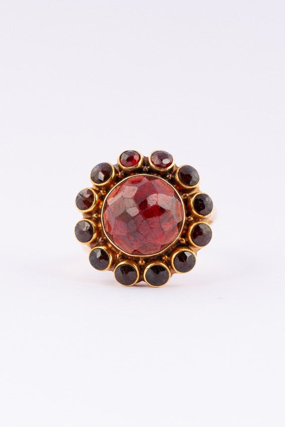 Gouden entourage ring met granaten