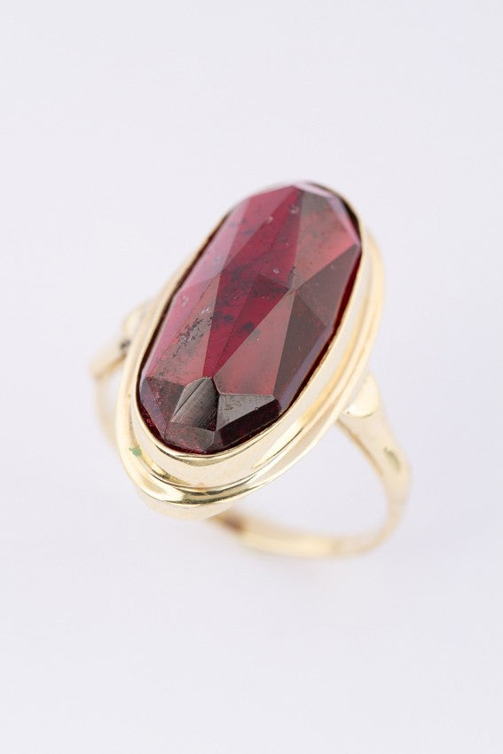 Gouden ring met gefacetteerde granaat