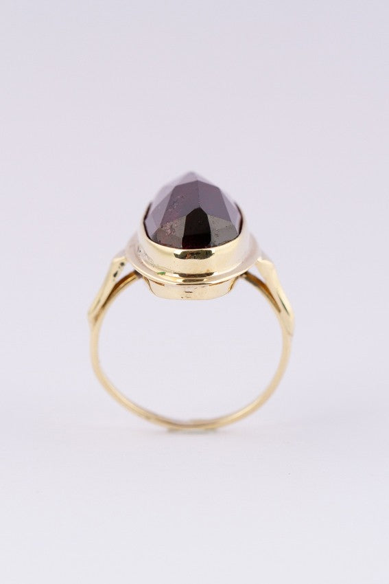 Gouden ring met gefacetteerde granaat