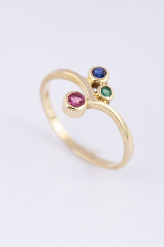 Gouden ring met smaragd, saffier en robijn